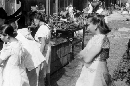 Passer. Vrouwen kijken naar koopwaar, Bestanddeelnr 6739