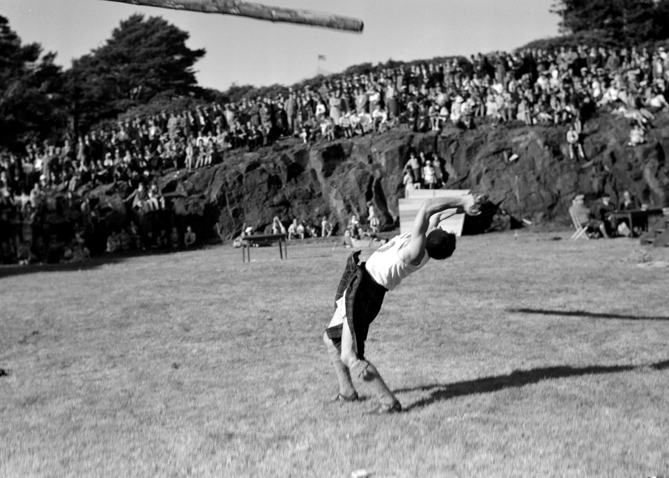Paalwerpen tijdens de Highland Games op Skye, een negentiende eeuwse voortzettin, Bestanddeelnr 254-2780
