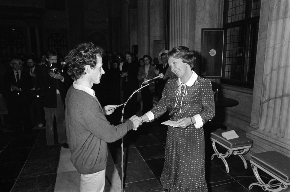 P. Kenniphaas ontvangt de prijs van koningin Beatrix, Bestanddeelnr 931-7852