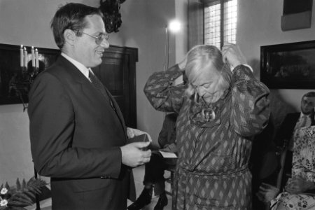 P. C. Hooftprijs 1983 door minister Deetman uitgereikt aan Hella Haasse hangt o, Bestanddeelnr 933-0145