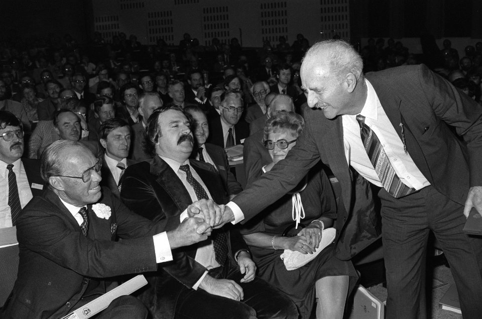 P.D .Klaassen, ontvanger van een koninklijke onderscheiding, wordt gefeliciteerd, Bestanddeelnr 930-4240