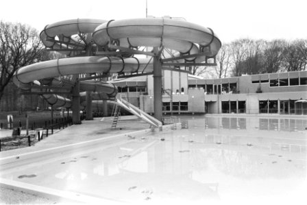 P. van Vollenhoven opende Tiki-golfbad in pretpark Duinrell, Bestanddeelnr 932-9397