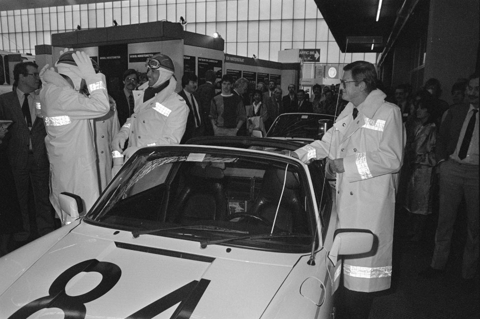 P. van Vollenhoven en Jan Terlouw in auto rijkspolitie bij opening beurs Intertr, Bestanddeelnr 933-6332