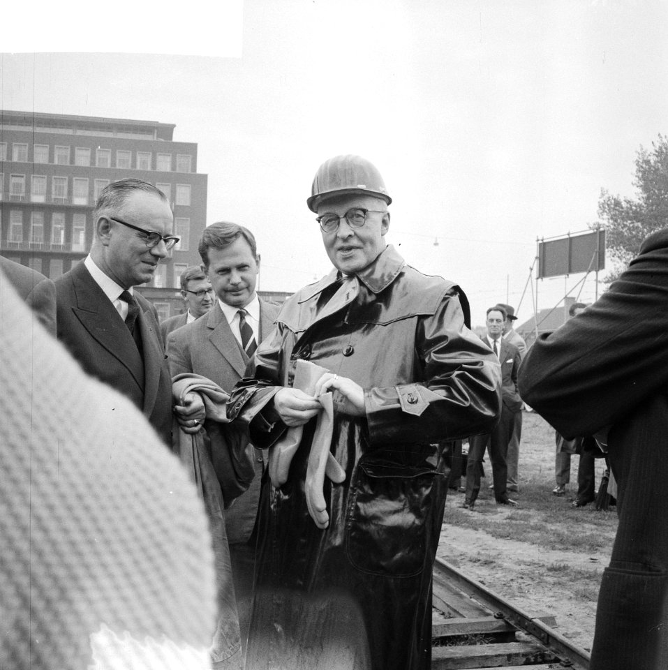 Paalheien voor het gebouw voor Scheepvaartver Zuid Burgemeester van Walsum tre, Bestanddeelnr 912-9160