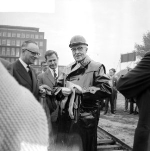 Paalheien voor het gebouw voor Scheepvaartver Zuid Burgemeester van Walsum tre, Bestanddeelnr 912-9160