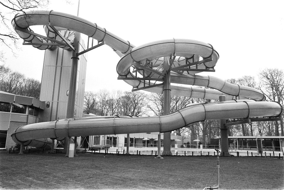 P. van Vollenhoven opende Tiki-golfbad in pretpark Duinrell, Bestanddeelnr 932-9399