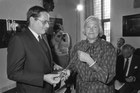 P.C. Hooftprijs 1983 wordt door minister Deetman uitgereikt aan Hella Haasse, Bestanddeelnr 933-0144