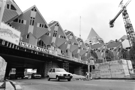 Paalwoningen van architect Piet Blom op viaduct in Rotterdam, Bestanddeelnr 932-8351