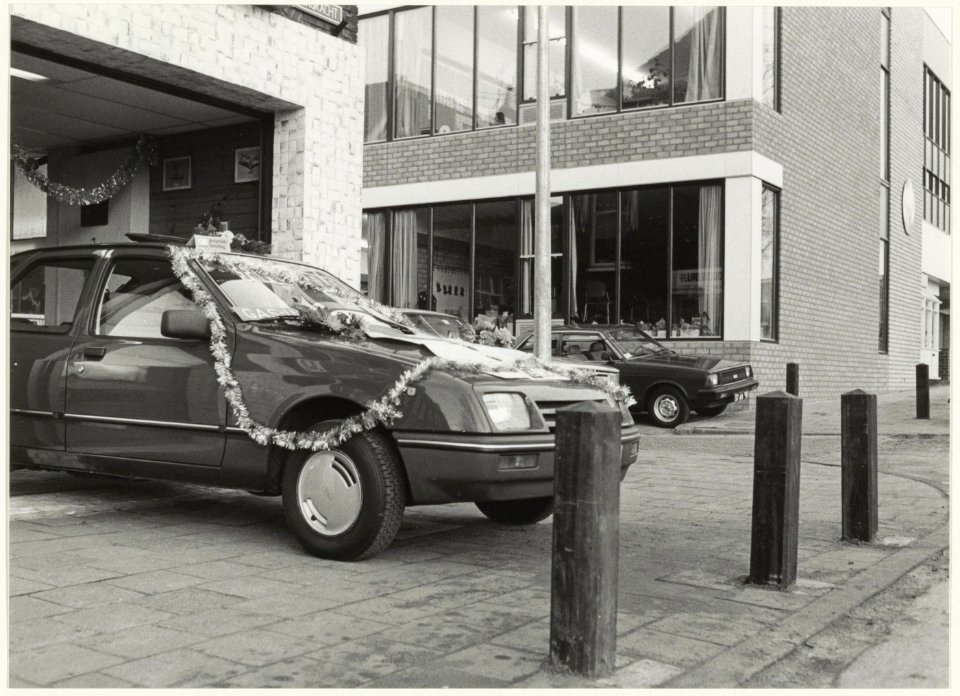 Paaltjes geplaatst voor de uitgang van garagebedrijf De Kleine Winst aan de Westergracht, hoek Leidsezijstraat. NL-HlmNHA 54015213