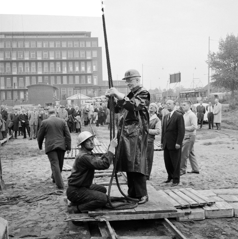Paalheien voor het gebouw voor Scheepvaartver Zuid Burgemeester van Walsum hei, Bestanddeelnr 912-9159