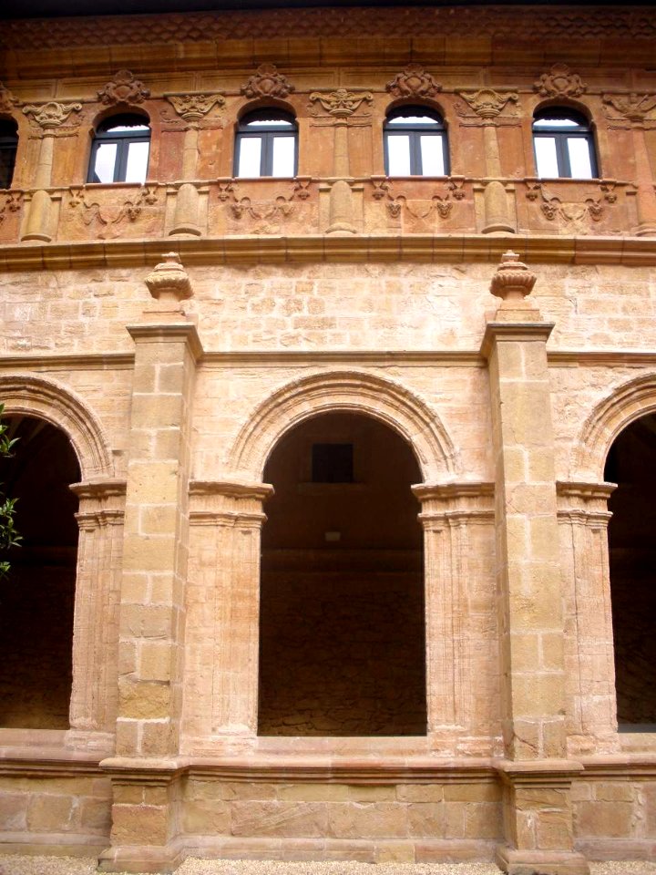 Oviedo - Museo Arqueólogico de Asturias (ex Monasterio de San Vicente), claustro 04