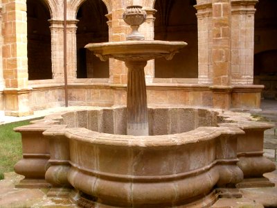Oviedo - Museo Arqueólogico de Asturias (ex Monasterio de San Vicente), claustro 07