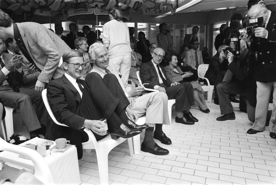 P. van Vollenhoven opende Tiki-golfbad in pretpark Duinrell VanVollenhoven prob, Bestanddeelnr 932-9393