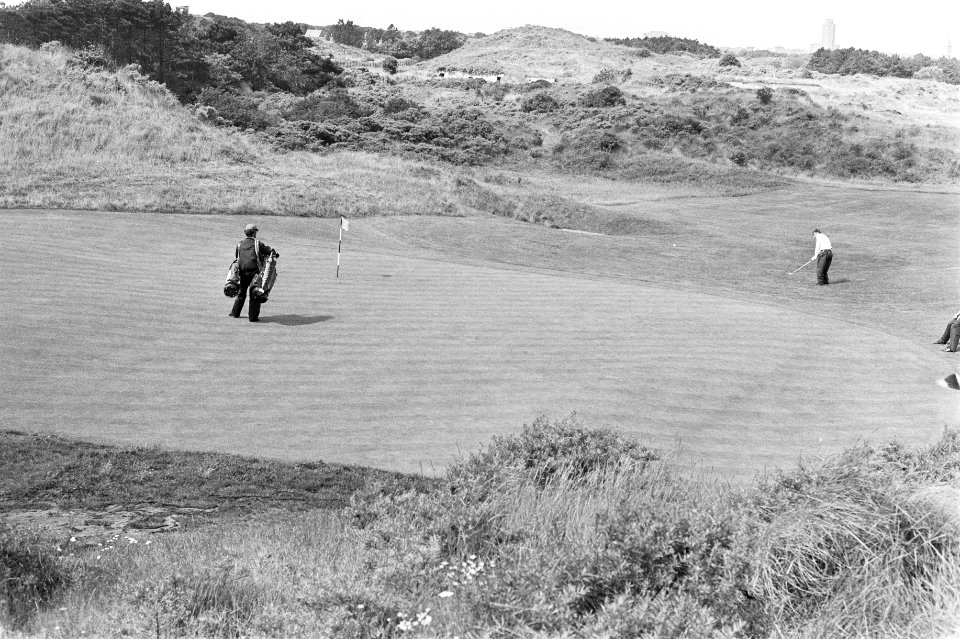 Overzicht van golfen op Kennemer Golfclub te Zandvoort, Bestanddeelnr 924-7905