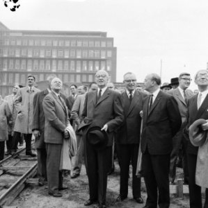 Paalheien voor het gebouw voor Scheepvaartver Zuid Burgemeester van Walsum, Bestanddeelnr 912-9158