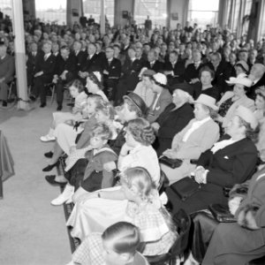 Overzicht van een zaal met zittende mensen, de mannen gescheiden van de vrouwen , Bestanddeelnr 255-8495