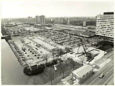 Overzicht van het Floridaplein tijdens de bouw van de parkeergarage aldaar, ziende naar het zuiden vanaf de flat aan de Prof. Donderslaan. NL-HlmNHA 54031767