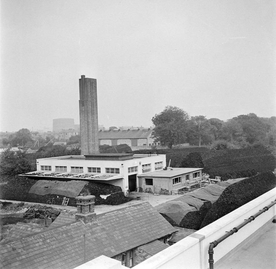 Overzicht van het gebouwencomplex, met ketelhuis, van de organisatie van de Iris, Bestanddeelnr 191-0878