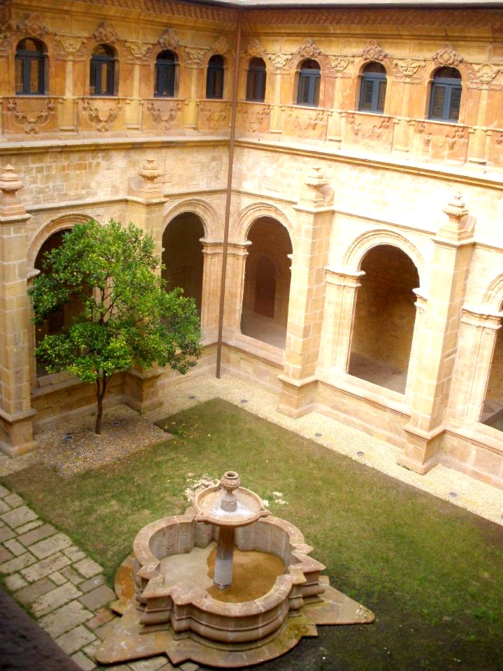 Oviedo - Museo Arqueólogico de Asturias (ex Monasterio de San Vicente), claustro 01
