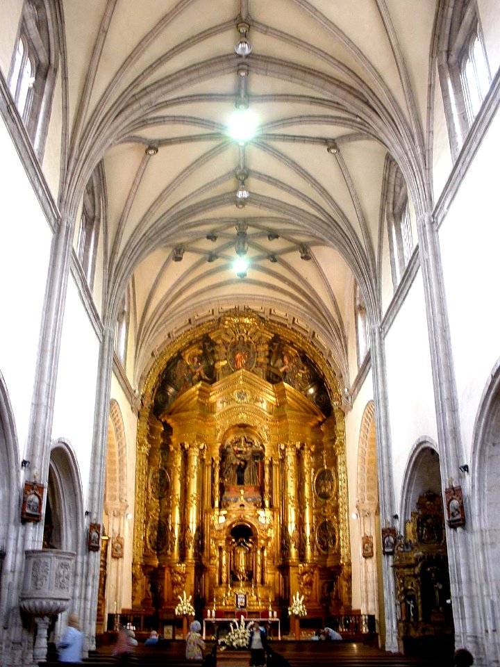 Oviedo - Iglesia del Convento de Santo Domingo, interior 01