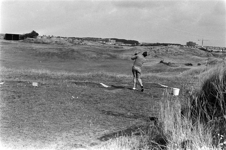 Overzicht van golfen op Kennemer Golfclub te Zandvoort, Bestanddeelnr 924-7906