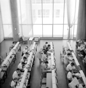 Overzichtsfoto van bovenaf genomen met studenten aan leestafels in een universit, Bestanddeelnr 255-2423