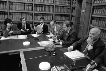 Overzicht van het overleg met o.a. Jan Terlouw (D66,tweede van rechts) en Joop d, Bestanddeelnr 931-8379