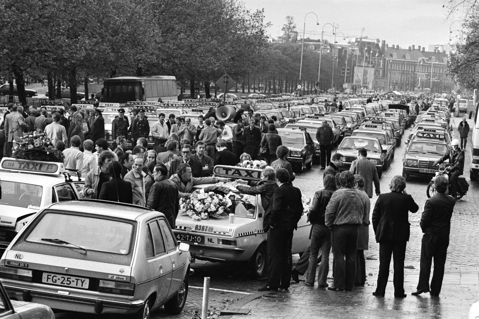 Overzicht van het Museumplein waar honderden taxis verzameld waren, Bestanddeelnr 931-7548