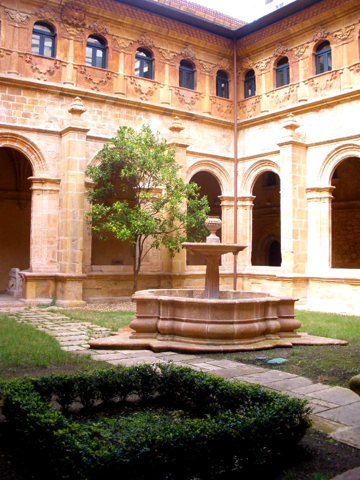 Oviedo - Museo Arqueólogico de Asturias (ex Monasterio de San Vicente), claustro 13
