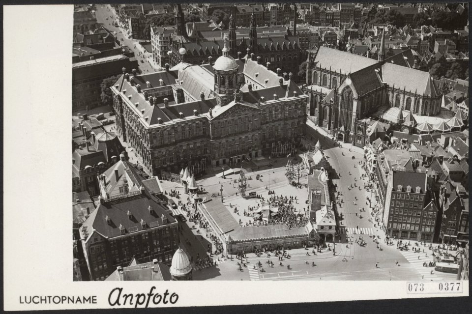 Overzichtsfoto van de Dam tydens de festiviteiten ter gelegenheid van het 500 ja, Bestanddeelnr 073-0377