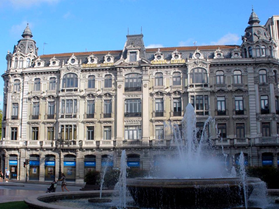 Oviedo - Plaza de la Escandalera y Casa Conde 2