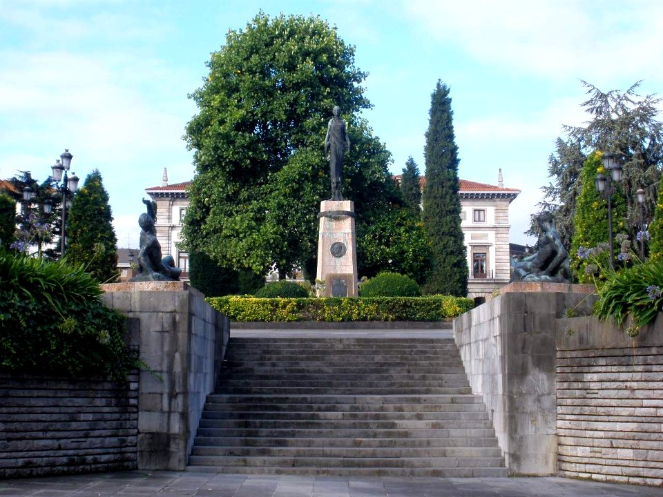 Oviedo - Plaza de España, Monumento a Franco 1