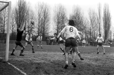 OVVO tegen Elinkwijk 2-1 (amateurvoetbal 1e klasse) eerste doelpunt voor OVVO, Bestanddeelnr 925-3818