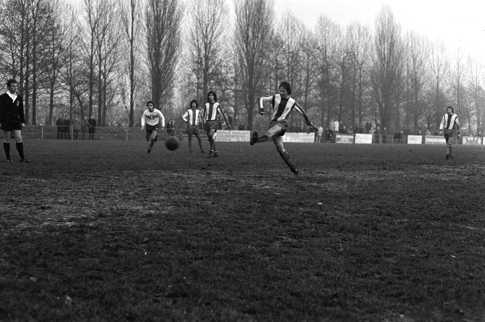 OVVO tegen Elinkwijk 0-4 (amateurvoetbal), uit penalty wordt 0-4 gescoord, Bestanddeelnr 926-1081