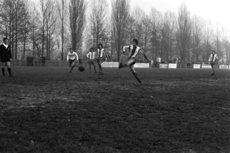 OVVO tegen Elinkwijk 0-4 (amateurvoetbal), uit penalty wordt 0-4 gescoord, Bestanddeelnr 926-1081