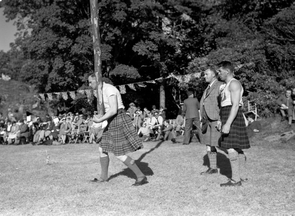 Paalwerpen tijdens de Highland Games op Skye, een negentiende eeuwse voortzettin, Bestanddeelnr 254-2779