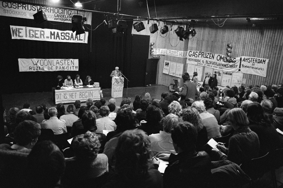 Overzicht vanuit de zaal op het podium, behangen met spandoeken, Bestanddeelnr 931-7458