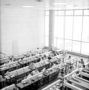 Overzichtsfoto van bovenaf genomen met studenten aan leestafels in een universit, Bestanddeelnr 255-2424