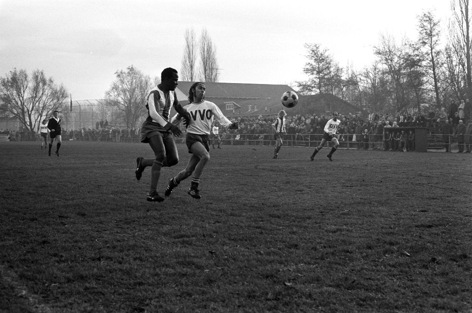 OVVO tegen Elinkwijk 0-4 (amateurvoetbal), Sparendam (l) aktie, Bestanddeelnr 926-1080