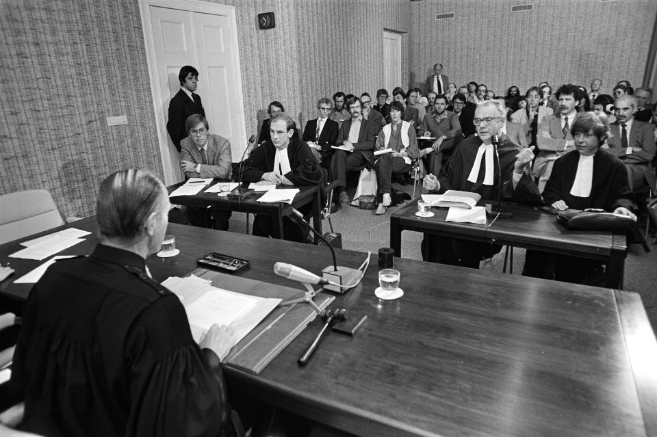 Overzichtsfoto op de voorgrond rechtbankpresident mr Borgerhof Mulder op de ee, Bestanddeelnr 931-7526