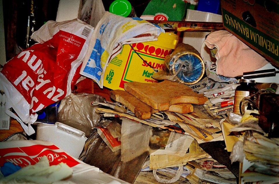 Collect messie-apartment garbage