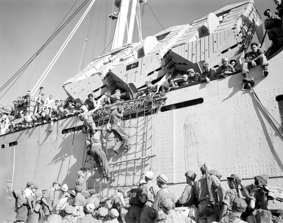 OWV-ers oorlogsvrijwilligers klimmen vanuit de LCT aan boord van de Boissevain, Bestanddeelnr 10249