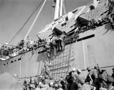 OWV-ers oorlogsvrijwilligers klimmen vanuit de LCT aan boord van de Boissevain, Bestanddeelnr 10242