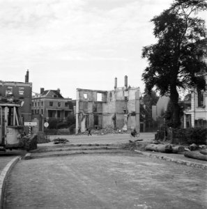 Overzicht verwoestingen Stationsplein. Links een tram, Bestanddeelnr 900-4373