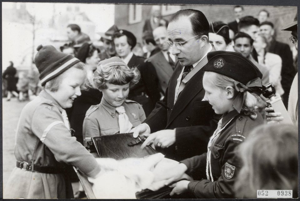 Padvinderij, openingen, ministers, meisjes, Cals, Jo, Heitje Voor Een Karweitje, Bestanddeelnr 052-0938