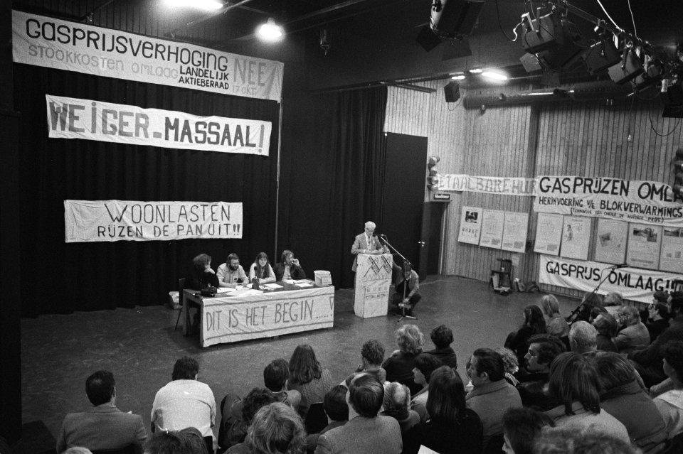 Overzicht van het podium, behangen met spandoeken, Bestanddeelnr 931-7457