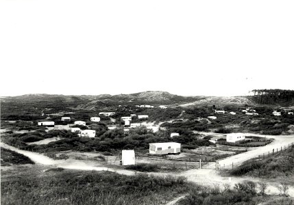 Overzicht van het kampeerterrein de Liguster. Aangekocht in 1977 van fotograaf C. de Boer. Identificatienummer 54-004847, NL-HlmNHA 1478 25900 K 38