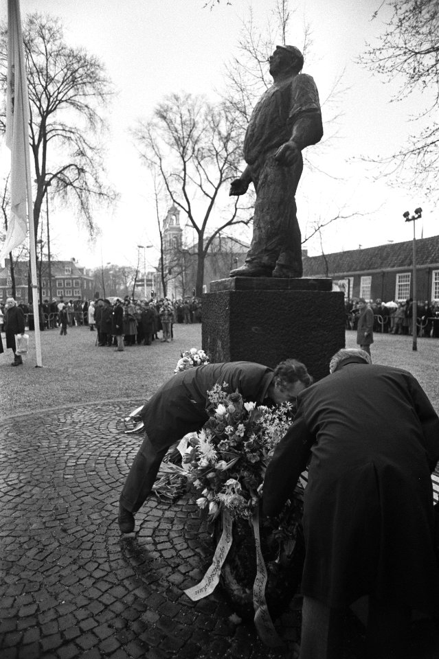 Overzicht van het Jonas Daniël Meijerplein rond de Dokwerker, Bestanddeelnr 929-0469