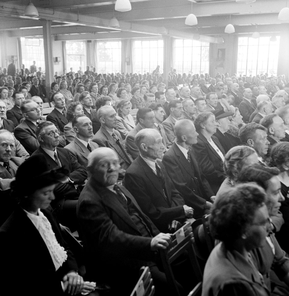 Overzicht van een zaal met zittende mensen op klapstoelen, Bestanddeelnr 255-8558