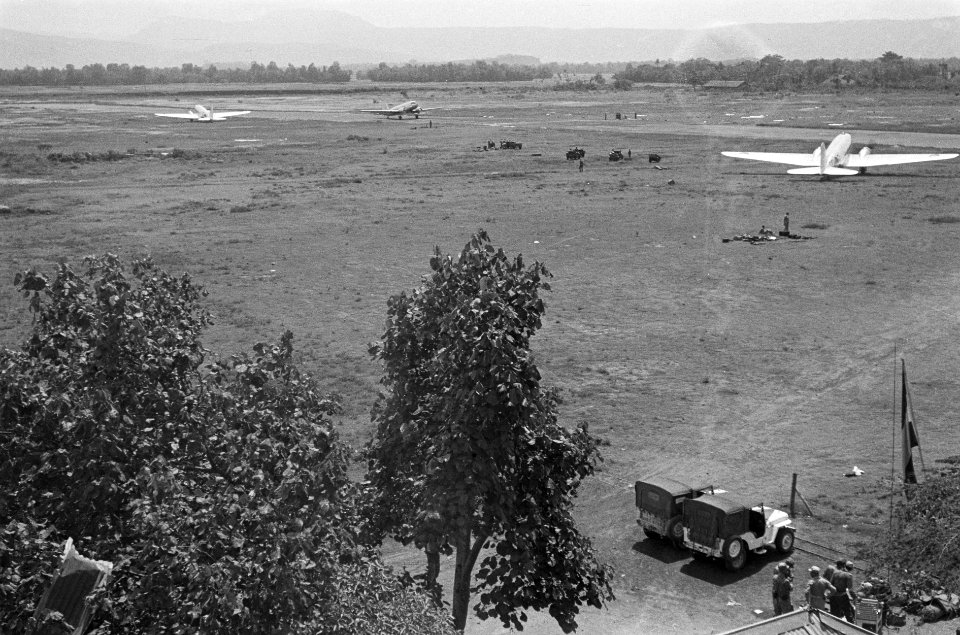 Overzicht van het vliegveld te Djokja vanuit de Control Tower, Bestanddeelnr 5126